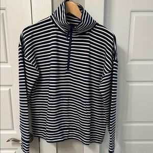EUC Vineyard Vine funnel neck 1/4 zip pullover